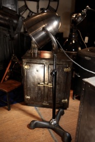 projecteur ancien 1950 monté sur pied en fonte